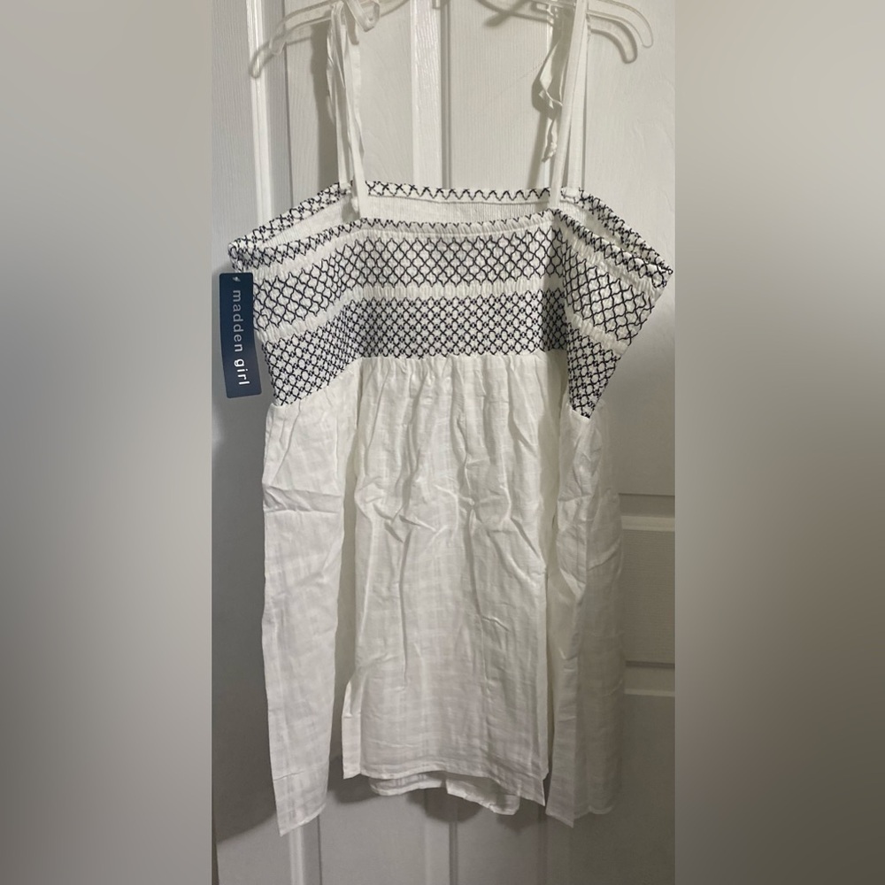 NWT.. MADDEN GIRL WOMENS PLUS WHITE TIE SHOULDER TIE SMOCKED DRESS - Picture 7 of 13